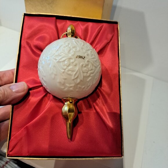 Vintage Lenox China 1982 Annual Porcelain 24K Gold Trimmed Christmas Ornament - Picture 5 of 7